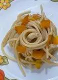 Immagine del passaggio 2 della ricetta Spaghetto aglio, olio, colatura di alici e bottarga