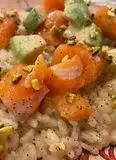 Immagine del passaggio 1 della ricetta Riso con avocado, salmone e pistacchi