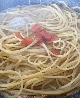 Immagine del passaggio 3 della ricetta Spaghetti con ricci di mare e bottarga