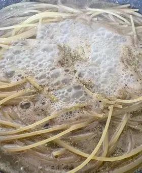 Immagine del passaggio 5 della ricetta Spaghetti gamberi, pistacchi e mozzarella affumicata!