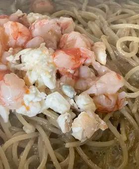 Immagine del passaggio 6 della ricetta Spaghetti gamberi, pistacchi e mozzarella affumicata!