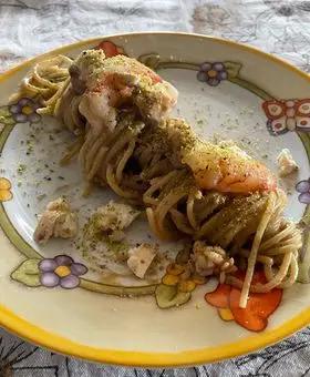 Immagine del passaggio 8 della ricetta Spaghetti gamberi, pistacchi e mozzarella affumicata!