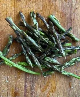 Immagine del passaggio 1 della ricetta Carbonara con asparagi