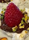 Immagine del passaggio 5 della ricetta Fragole al cioccolato fondente, un frutto dolce e sano