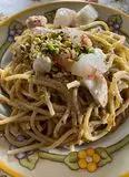 Immagine del passaggio 4 della ricetta Spaghetti con gamberi, mozzarella affumicata e pistacchi