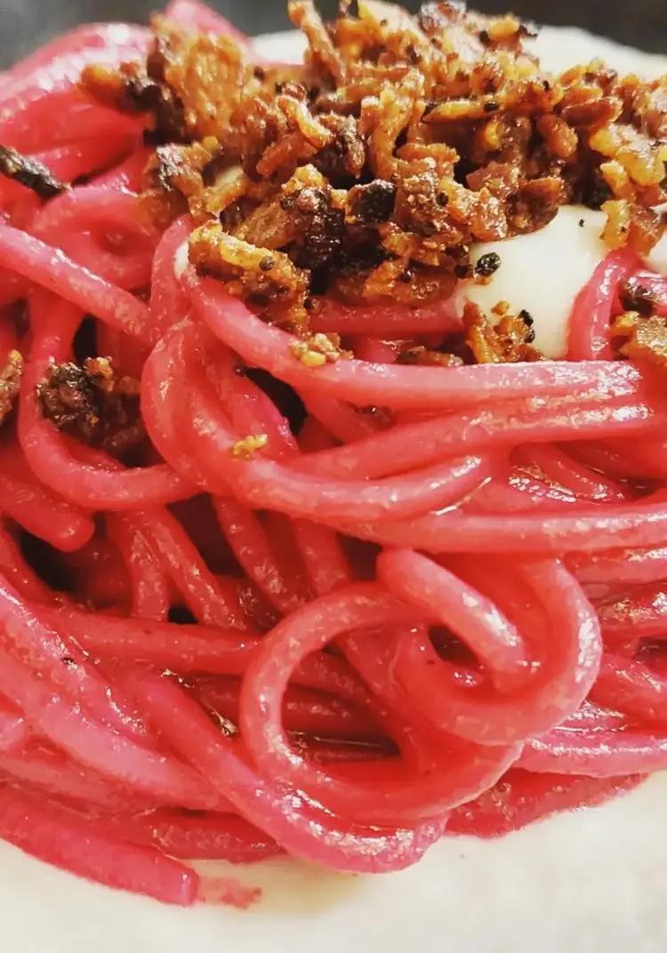 Ricetta Spaghettone con crema di parmigiano, barbabietola e guanciale croccante di karendipietro92