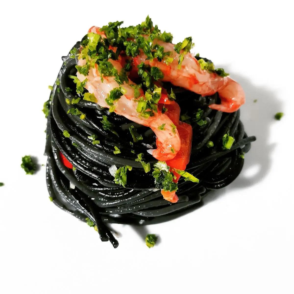 Ricetta Spaghetti neri, aglio, olio, peperoncino e prezzemolo con crudo di gambero rosso di FrancescaCurreli