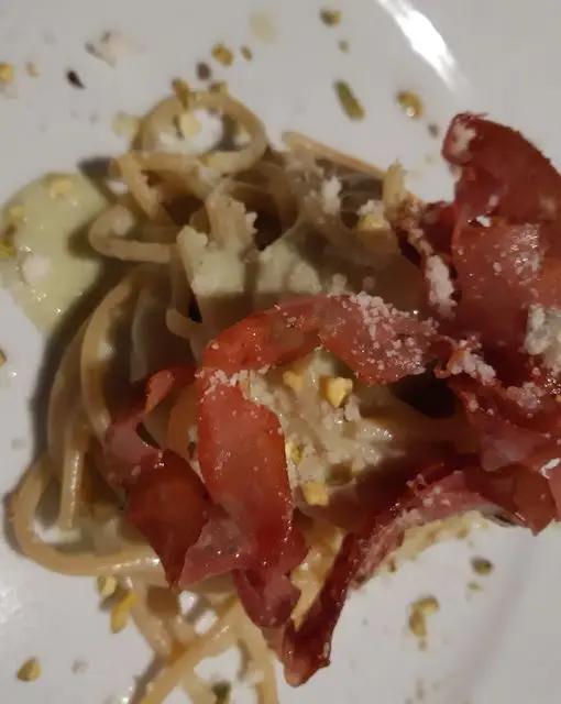 Ricetta Spaghetti con crema di zucchine e basilico, mortadella croccante , granella di pistacchi e parmigiano. di domenico.sant