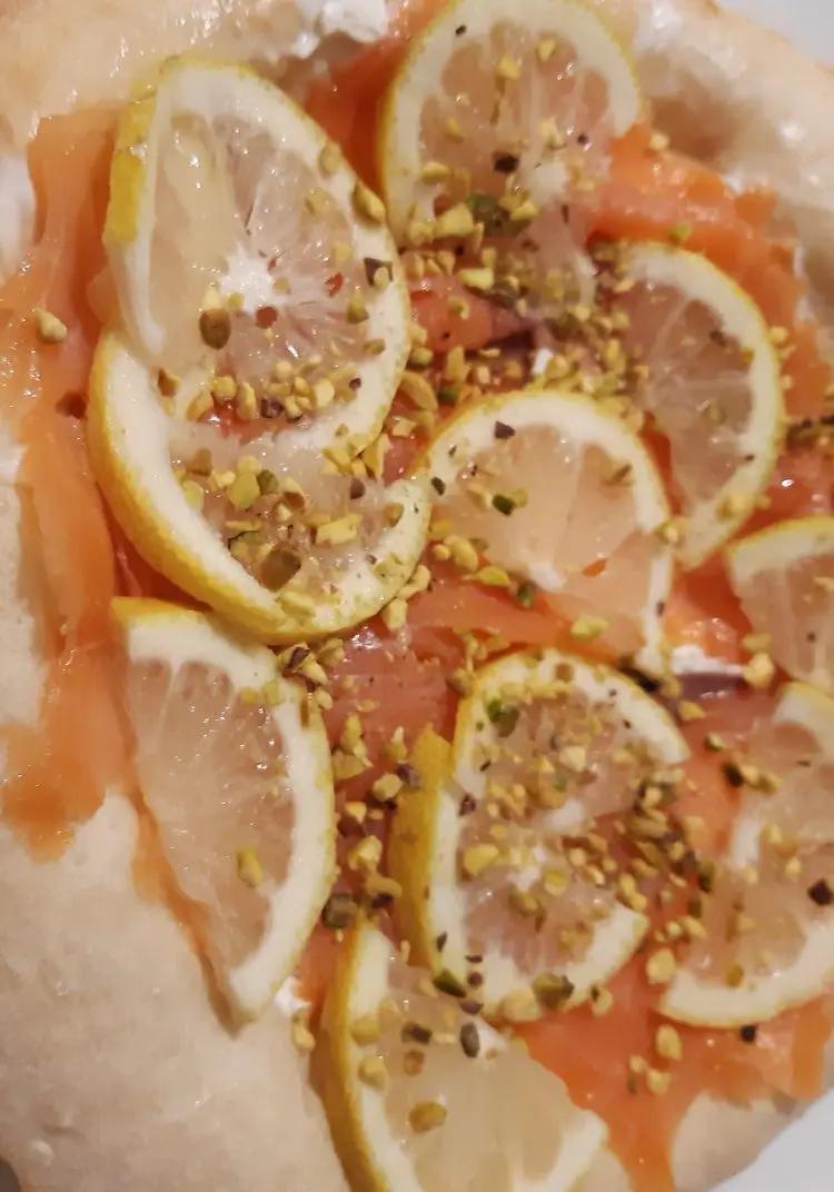 Ricetta Pizza al salmone,stracchino, granella di pistacchi e fettine di limone di domenico.sant