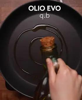Immagine del passaggio 1 della ricetta Tortellini al prosciutto crudo con salsiccia, zafferano e stracchino