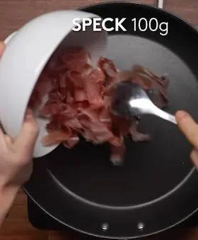 Immagine del passaggio 1 della ricetta Tortellini alla carne con crema di parmigiano e speck
