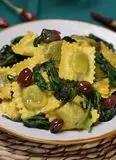 Immagine del passaggio 4 della ricetta Ravioli ricotta e spinaci con cime di rapa, peperoncino e olive