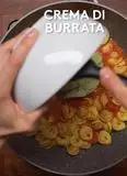 Immagine del passaggio 4 della ricetta Tortellini al prosciutto crudo alla crema di burrata e pistacchio con pomodorini