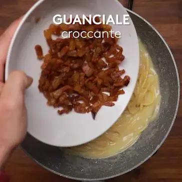 Immagine del passaggio 4 della ricetta Spaghettoni con crema di patate, pecorino e guanciale