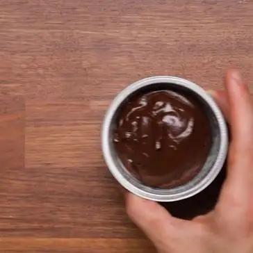 Immagine del passaggio 5 della ricetta Tortino al cioccolato con cuore al pistacchio