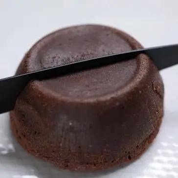 Immagine del passaggio 6 della ricetta Tortino al cioccolato con cuore al pistacchio