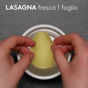 Immagine del passaggio 1 della ricetta Lasagna radicchio, gorgonzola, speck e noci