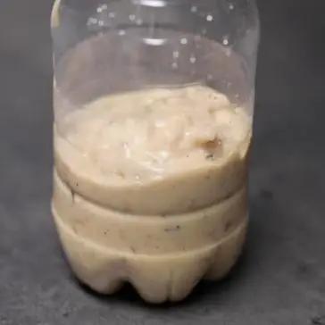 Immagine del passaggio 4 della ricetta Frittelle patate e guanciale in bottiglia