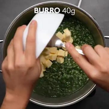 Immagine del passaggio 4 della ricetta Risotto con crema di spinaci, salsiccia, provola e noci