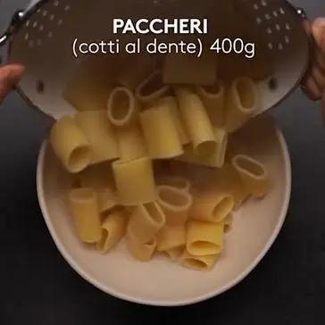 Immagine del passaggio 3 della ricetta Paccheri alla crema di parmigiano, salsiccia e rosmarino