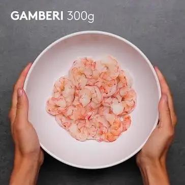 Immagine del passaggio 1 della ricetta Gamberi e calamari gratinati con verdure