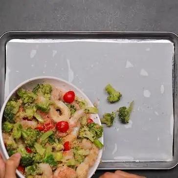 Immagine del passaggio 2 della ricetta Gamberi e calamari gratinati con verdure