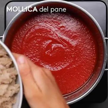 Immagine del passaggio 3 della ricetta Pagnotta ripiena di pappa al pomodoro e mozzarelline