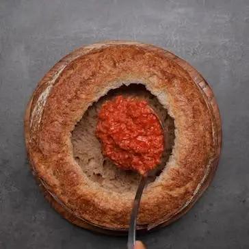 Immagine del passaggio 4 della ricetta Pagnotta ripiena di pappa al pomodoro e mozzarelline