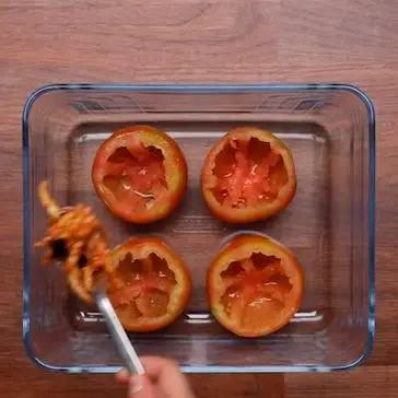 Immagine del passaggio 5 della ricetta Pomodori ripieni di trofie alla norma