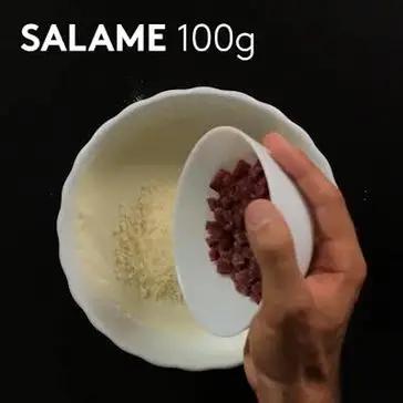 Immagine del passaggio 2 della ricetta Zeppole salate con salame e parmigiano