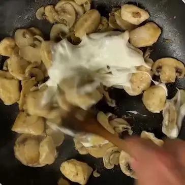 Immagine del passaggio 3 della ricetta Bocconcini di pollo cremosi con funghi