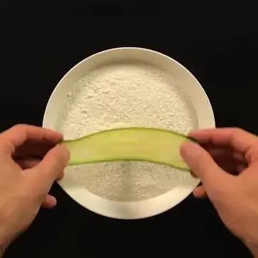 Immagine del passaggio 2 della ricetta Parmigiana bianca di zucchine