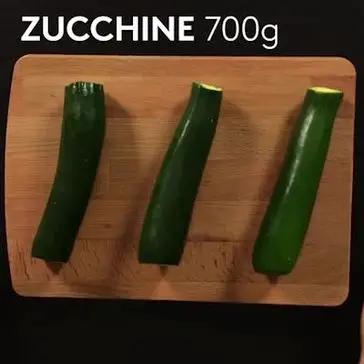 Immagine del passaggio 1 della ricetta Parmigiana bianca di zucchine