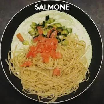 Immagine del passaggio 3 della ricetta Linguine alla crema di zucchine e robiola con salmone