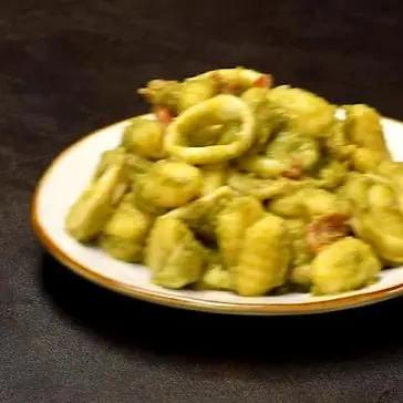 Immagine del passaggio 5 della ricetta Gnocchi con crema di piselli, calamari e pomodorini