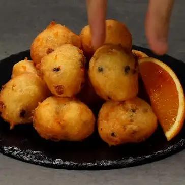 Immagine del passaggio 4 della ricetta Frittelle di ricotta con arancia e cioccolato