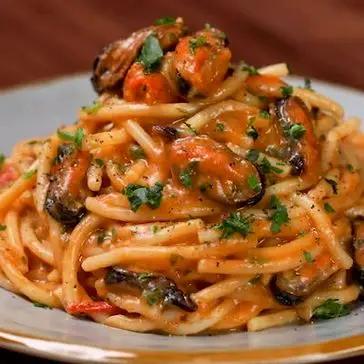 Immagine del passaggio 4 della ricetta Spaghettoni con cozze, pomodorini e salsa di pane