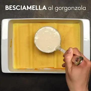 Immagine del passaggio 4 della ricetta Lasagna con crema di zucca, gorgonzola, speck e noci