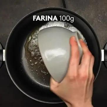 Immagine del passaggio 2 della ricetta Lasagna con crema di zucca, gorgonzola, speck e noci