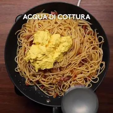 Immagine del passaggio 4 della ricetta Spaghettoni alla crema di ricotta e zafferano con guanciale croccante