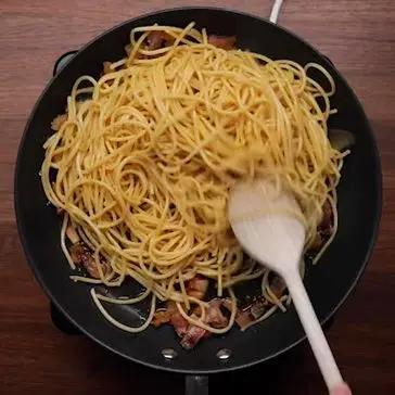Immagine del passaggio 3 della ricetta Spaghettoni alla crema di ricotta e zafferano con guanciale croccante