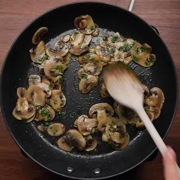 Immagine del passaggio 2 della ricetta Chicche di patate alla fonduta di taleggio con funghi e salsiccia