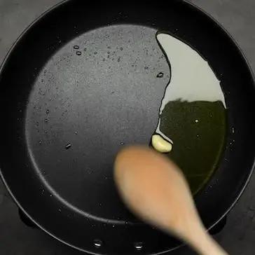 Immagine del passaggio 3 della ricetta Fusilli al pesto di nocciole, asparagi e speck