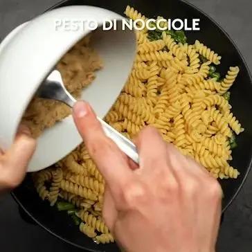 Immagine del passaggio 4 della ricetta Fusilli al pesto di nocciole, asparagi e speck