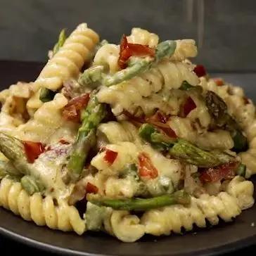 Immagine del passaggio 5 della ricetta Fusilli al pesto di nocciole, asparagi e speck