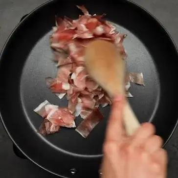 Immagine del passaggio 2 della ricetta Fusilli al pesto di nocciole, asparagi e speck