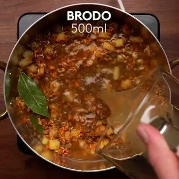 Immagine del passaggio 4 della ricetta Zuppa di Farro e lenticchie con carote, patate e ricotta salata