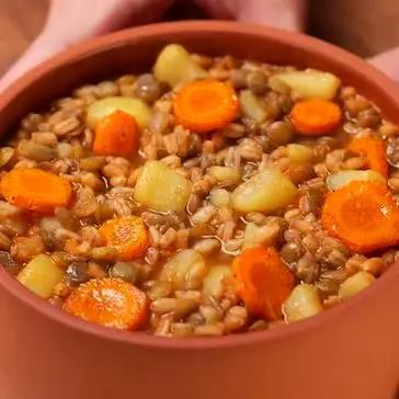 Immagine del passaggio 5 della ricetta Zuppa di Farro e lenticchie con carote, patate e ricotta salata