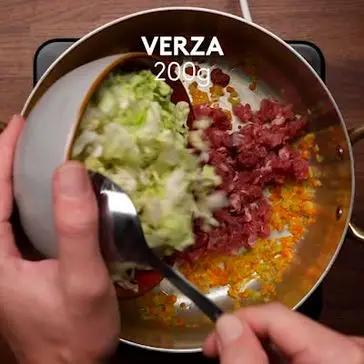 Immagine del passaggio 2 della ricetta Zuppa di Farro con salsiccia, funghi e verza