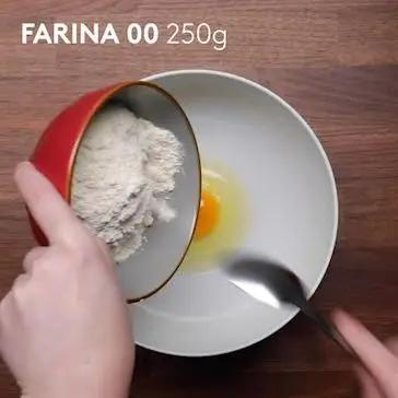 Immagine del passaggio 1 della ricetta Frittatine di pasta alla nerano con guanciale